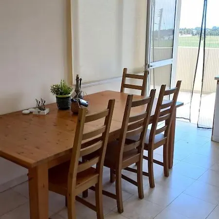 Leah's Deluxe Τερσεφάνου