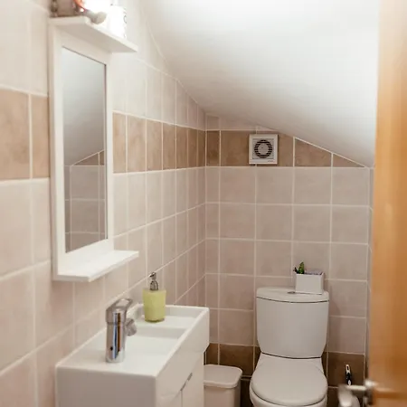 Leah's Deluxe * Tersephanou