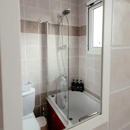 Leah's Deluxe Tersephanou