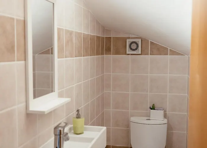 Leah's Deluxe * Tersephanou