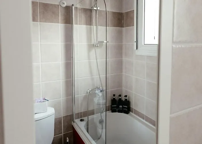 Leah's Deluxe Tersephanou